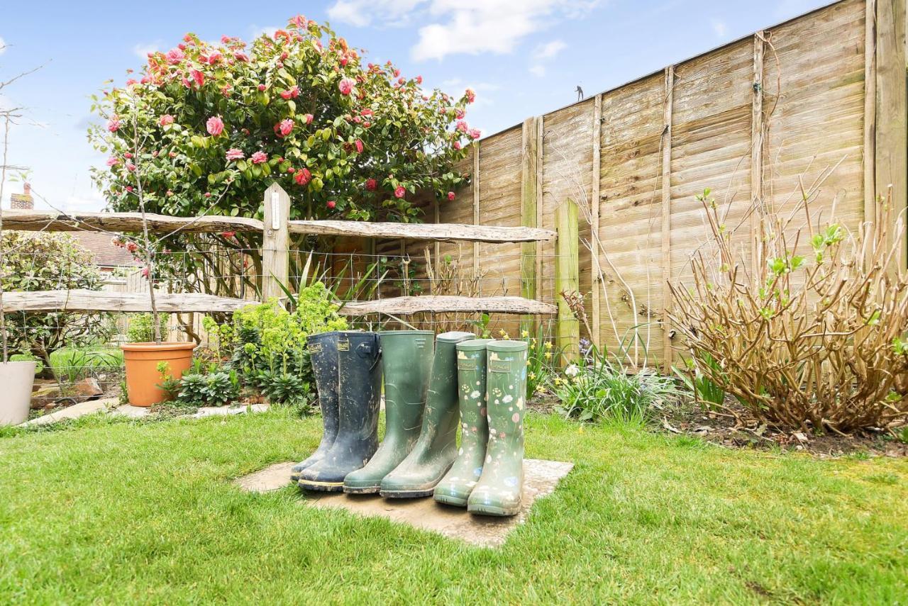 'Bramley Fall Cottage' ' On Site Ev Point - Attached Cottage,3 Separate Bedrooms -1 On Ground Level, Sleeps 6, 2 Bathrooms, Sandy Wittering Beach 8Min Drive, Rural Location, Child Friendly, Small Breed Dog Friendly, Private Parking チチェスター エクステリア 写真