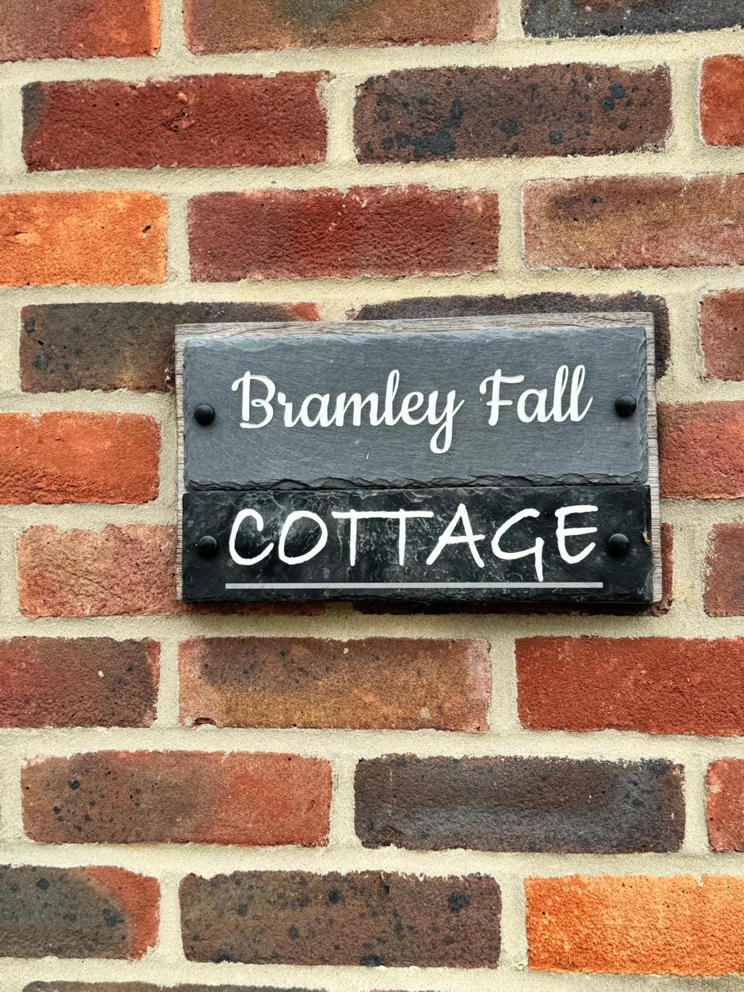 'Bramley Fall Cottage' ' On Site Ev Point - Attached Cottage,3 Separate Bedrooms -1 On Ground Level, Sleeps 6, 2 Bathrooms, Sandy Wittering Beach 8Min Drive, Rural Location, Child Friendly, Small Breed Dog Friendly, Private Parking チチェスター エクステリア 写真